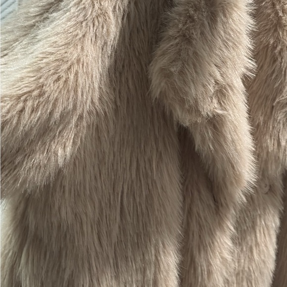 Beautiful short brand new faux cozy coat - Picture 3 of 5